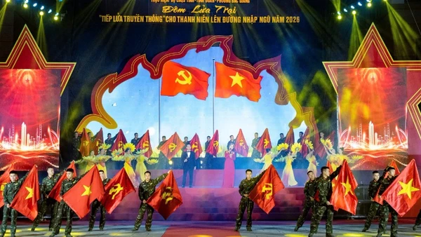 Chương trình nghệ thuật “Tiếp lửa truyền thống” tái hiện lại những trang sử hào hùng của dân tộc và quê hương Bắc Ninh.