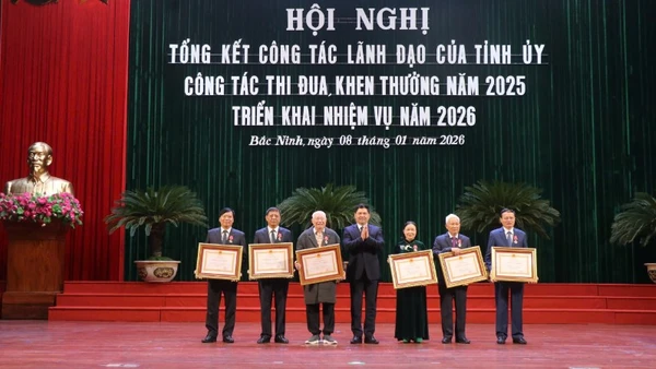 Thừa ủy quyền của Chủ tịch nước, đồng chí Nguyễn Hồng Thái, Bí thư Tỉnh ủy Bắc Ninh trao Huân chương Lao động hạng Nhất tặng 6 đồng chí. 