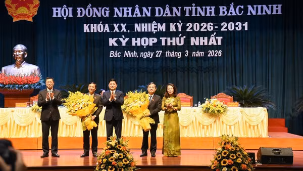 Lãnh đạo tỉnh Bắc Ninh chúc mừng hai đồng chí tái đắc cử chức danh Chủ tịch Hội đồng nhân dân tỉnh và Ủy ban nhân dân tỉnh.