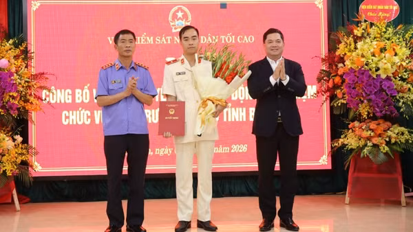 Các đồng chí lãnh đạo tỉnh Bắc Ninh và Viện Kiểm sát nhân dân tối cao chúc mừng đồng chí Phạm Hải Anh được điều động, bổ nhiệm giữ chức Viện trưởng Viện Kiểm sát nhân dân tỉnh Bắc Ninh.