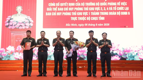 Trao Quyết định thành lập Đảng bộ Trung đoàn bộ binh 6, nhiệm kỳ 2025-2030. (Ảnh. MINH ANH)