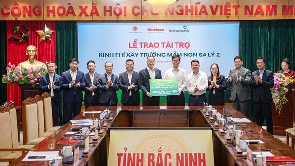 Lãnh đạo Vietcombank đã trao biển biểu trưng kinh phí 10 tỷ đồng hỗ trợ xây dựng Trường mầm non Sa Lý 2. 