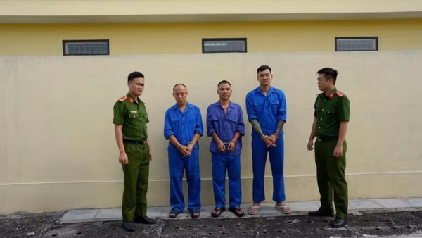 Từ trái sang ba người đứng giữa: Trần Đình Tiệp (Vua Quạt), Nguyễn Văn Hợi (Khánh Sky) và Hồ Văn Khoa tại cơ quan điều tra. (Ảnh: Công an Bắc Ninh)