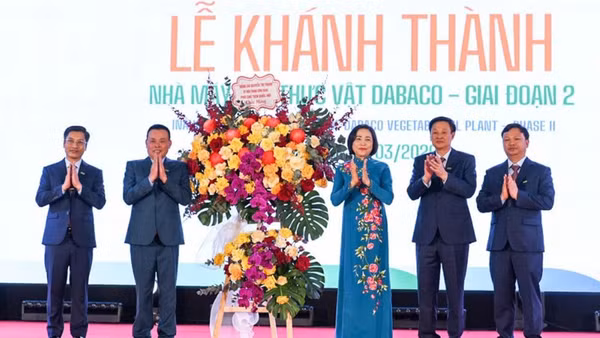 Phó Chủ tịch Quốc hội Nguyễn Thị Thanh tặng hoa chúc mừng Lễ khánh thành Nhà máy dầu thực vật giai đoạn 2 của Tập đoàn Dabaco Việt Nam.