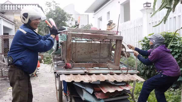Người dân xã Gia Bình thu dọn đồ đạc bàn giao mặt bằng.