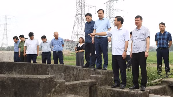 Đoàn công tác kiểm tra tại trạm bơm Đồng Lường, sông Lường, xã Lương Tài.