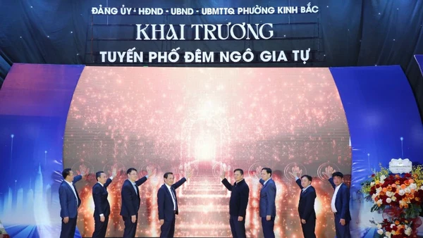 Các đại biểu thực hiện nghi thức khai trương tuyến phố đêm Ngô Gia Tự.