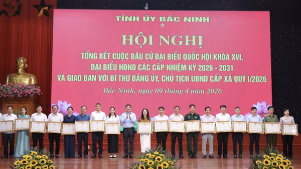 Đồng chí Bí thư Tỉnh ủy Bắc Ninh Nguyễn Hồng Thái trao Bằng khen tặng các tập thể có thành tích trong công tác bầu cử.