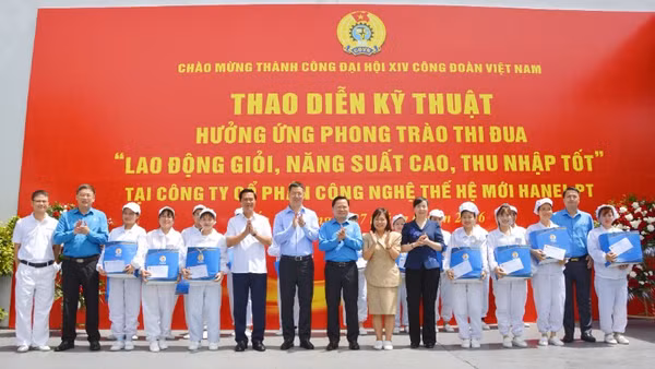 Lãnh đạo Tổng Liên đoàn Lao động Việt Nam và tỉnh Bắc Ninh trao quà tặng công nhân Công ty Hanel PT.