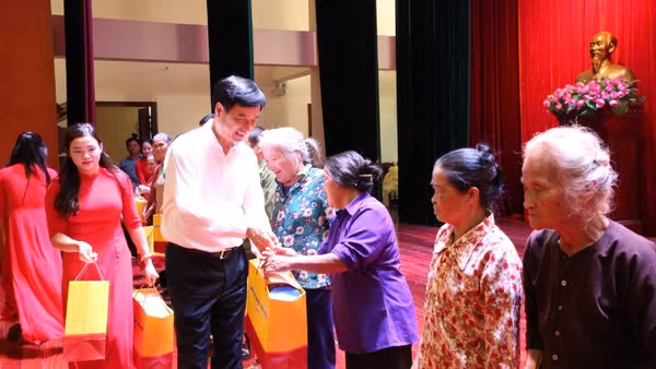 Trưởng Ban tổ chức Trung ương Nguyễn Duy Ngọc trao các phần quà tặng đại diện các gia đình chính sách, người có công, hộ nghèo tại Bắc Ninh.