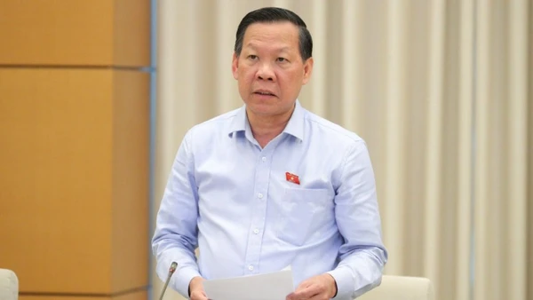 Chủ nhiệm Ủy ban Kinh tế và Tài chính Phan Văn Mãi trình bày báo cáo thẩm tra dự án Luật. (Ảnh: DUY LINH)