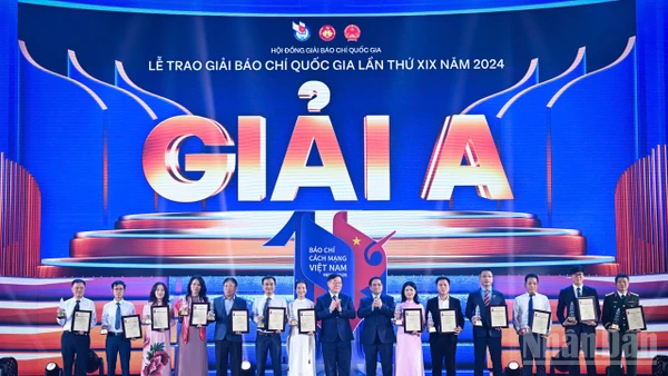 Thủ tướng Phạm Minh Chính và Ủy viên Bộ Chính trị, Bí thư Trung ương Đảng, Trưởng Ban Tuyên giáo và Dân vận Trung ương Nguyễn Trọng Nghĩa trao giải A cho các tác giả đoạt giải. 