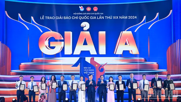 Thủ tướng Phạm Minh Chính và Ủy viên Bộ Chính trị, Bí thư Trung ương Đảng, Trưởng Ban Tuyên giáo và Dân vận Trung ương Nguyễn Trọng Nghĩa trao giải A cho các tác giả đoạt giải. 