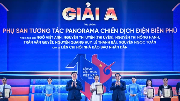 Nhà báo Thi Uyên đại diện nhóm tác giả Báo Nhân Dân nhận giải A hạng mục Báo chí sáng tạo. (Ảnh: THÀNH ĐẠT)