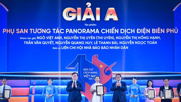 Nhà báo Thi Uyên đại diện nhóm tác giả Báo Nhân Dân nhận giải A hạng mục Báo chí sáng tạo. (Ảnh: THÀNH ĐẠT)