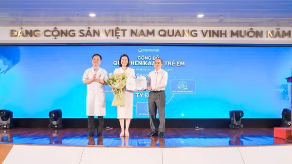 Trao quyết định bổ nhiệm Giám đốc Quỹ Phenikaa vì trẻ em cho Tiến sĩ, Bác sĩ Nguyễn Thị Sim.