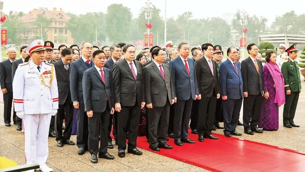 Các đồng chí lãnh đạo, nguyên lãnh đạo Đảng, Nhà nước vào Lăng viếng Chủ tịch Hồ Chí Minh. (Ảnh: THẾ ĐẠI)