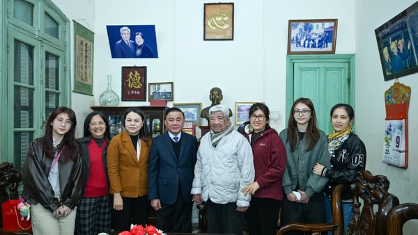 Thường trực Ban Bí thư Trần Cẩm Tú thăm hỏi, chúc Tết đồng chí Phạm Thế Duyệt và gia đình. (Ảnh: DUY LINH)