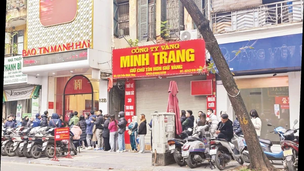 Người dân xếp hàng mua vàng nhân ngày vía Thần Tài.