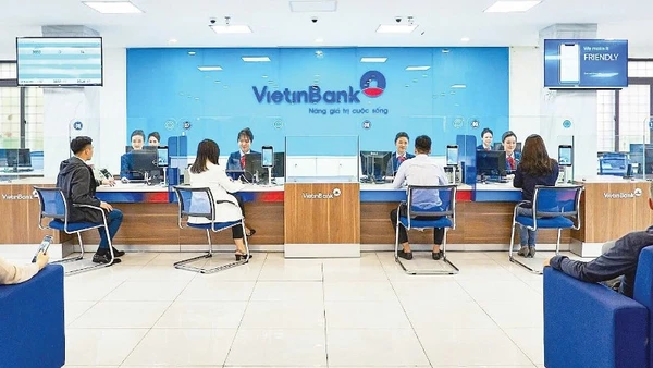 Khách hàng giao dịch tại chi nhánh Ngân hàng VietinBank.
