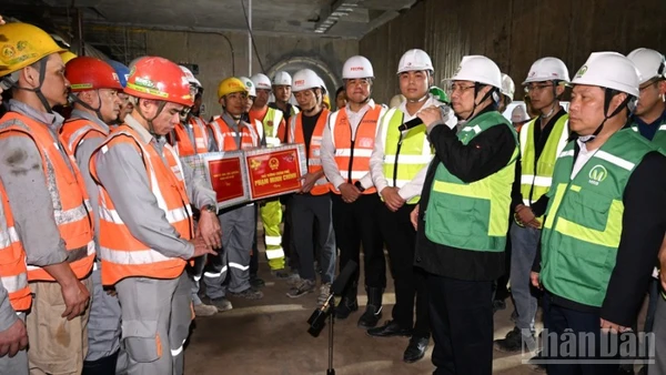 Thủ tướng Chính phủ Phạm Minh Chính tặng quà, động viên, chúc Tết các đơn vị đang thi công tại Dự án tuyến đường sắt đô thị thí điểm đoạn Nhổn-Ga Hà Nội. (Ảnh: Trần Hải)
