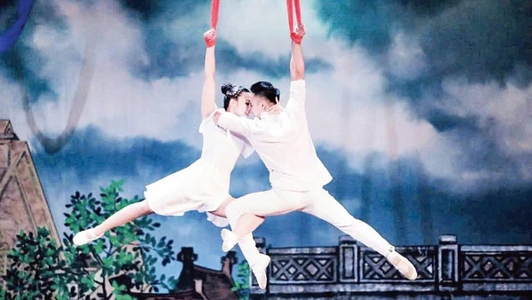 Tiết mục đu dây đôi của nghệ sĩ Thu Hương và Thanh Tuấn. (Ảnh Nhân vật cung cấp)