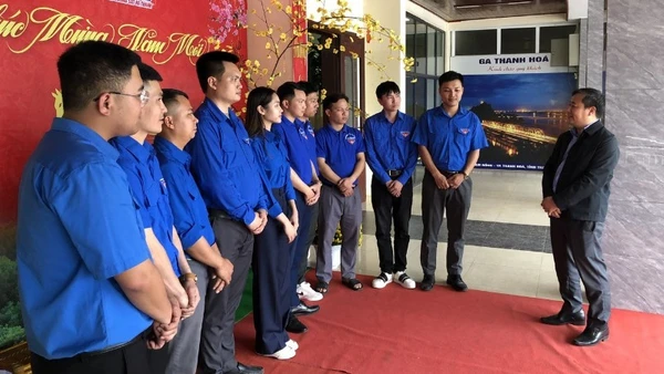 Đoàn viên thanh niên Chi nhánh Khai thác đường sắt Hà Thanh chuẩn bị phương án hỗ trợ hành khách đi tàu Tết.