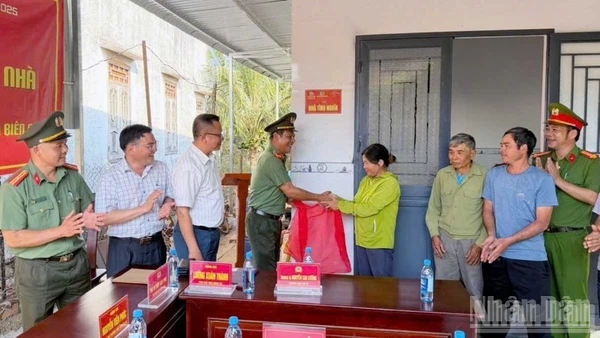 Lãnh đạo Công an tỉnh Lâm Đồng và địa phương thực hiện nghi thức bàn giao nhà ở cho các gia đình tại xã Thuận An.
