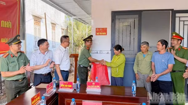 Lãnh đạo Công an tỉnh Lâm Đồng và địa phương thực hiện nghi thức bàn giao nhà ở cho các gia đình tại xã Thuận An.
