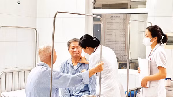 Người cao tuổi được các bác sĩ thăm, khám sức khỏe tại Bệnh viện đa khoa Đông Anh (Hà Nội).