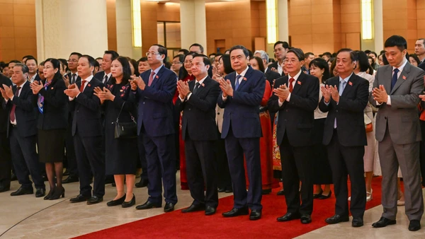 Chủ tịch Quốc hội Trần Thanh Mẫn và các Phó Chủ tịch Quốc hội cùng các đại biểu dự cuộc gặp. (Ảnh: DUY LINH)