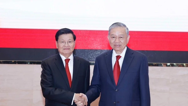 Tổng Bí thư Tô Lâm và Tổng Bí thư, Chủ tịch nước Lào Thongloun Sisoulith đến dự Hội nghị thông báo kết quả Đại hội đại biểu toàn quốc lần thứ XIV của Đảng Cộng sản Việt Nam. (Ảnh: Thống Nhất/TTXVN)