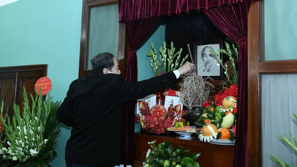 Chủ tịch Quốc hội Trần Thanh Mẫn dâng hương tưởng niệm Chủ tịch Hồ Chí Minh tại Nhà 67. (Ảnh: DUY LINH)