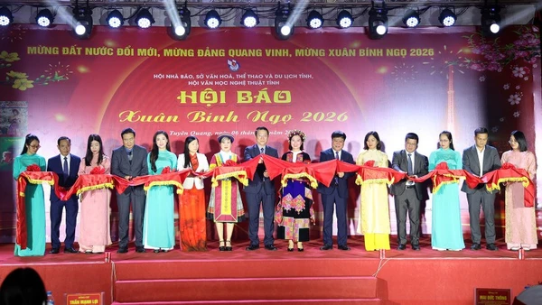 Các đại biểu cắt băng khai mạc Hội Báo Xuân Bính Ngọ 2026. 