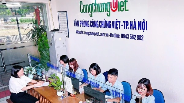 Người dân làm thủ tục công chứng tại Văn phòng Công chứng Việt, thành phố Hà Nội. (Ảnh: THU HẰNG)