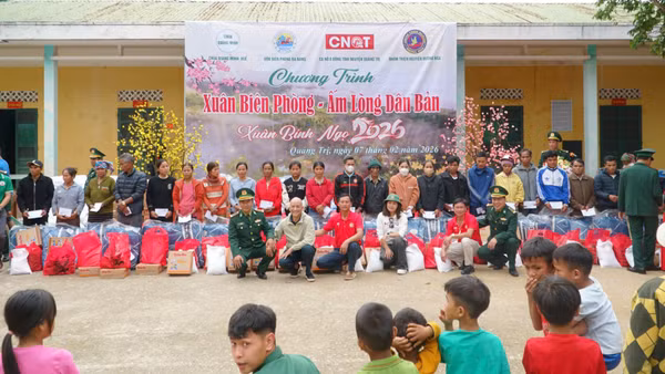 Đồn Biên phòng Ba Nang phối hợp các nhà hảo tâm trao quà cho người dân xã Đakrông.