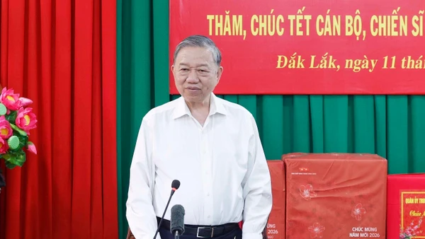 Bí thư Quân ủy Trung ương chúc Tết cán bộ, chiến sĩ đồn biên phòng EA H’Leo, tỉnh Đắk Lắk. (Ảnh: Thống Nhất/TTXVN)