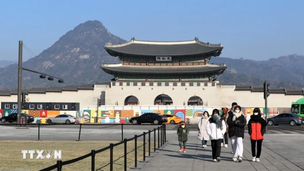 Du khách tham quan quảng trường Gwanghwamun. (Ảnh: Khánh Vân/TTXVN)