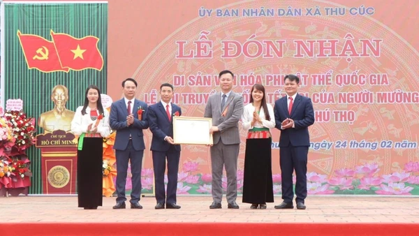 Đại diện Bộ Văn hóa, Thể thao và Du lịch trao bằng công nhận Lễ hội Tết Doi là Di sản văn hóa phi vật thể quốc gia.