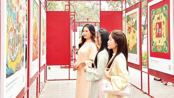 Công chúng trẻ khám phá hình tượng linh vật năm Bính Ngọ tại một triển lãm ở Không gian đi bộ hồ Hoàn Kiếm.