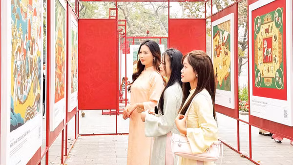 Công chúng trẻ khám phá hình tượng linh vật năm Bính Ngọ tại một triển lãm ở Không gian đi bộ hồ Hoàn Kiếm.