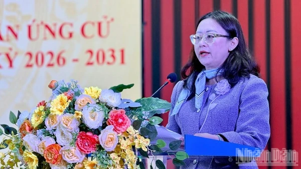 Đồng chí Giàng Thị Dung, Phó Bí thư Tỉnh ủy, Chủ tịch Mặt trận Tổ quốc Việt Nam tỉnh Lào Cai phát biểu tại hội nghị. (Ảnh: THANH SƠN)