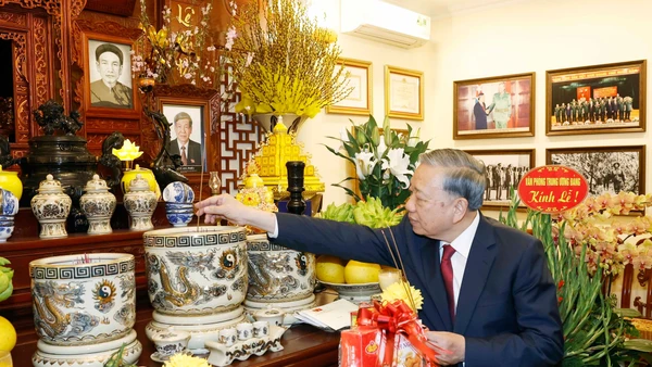 Tổng Bí thư Tô Lâm thắp hương tưởng niệm Tổng Bí thư Lê Khả Phiêu. (Ảnh: Thống Nhất - TTXVN)