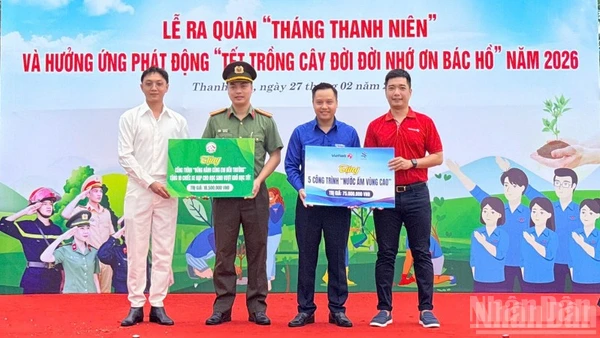 Trao tặng các công trình thanh niên.