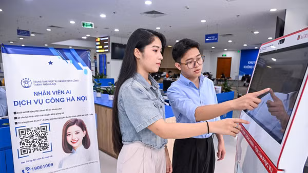Người dân quét giấy tờ gốc, xác thực bản sao điện tử tại Kiosk thông minh, chi nhánh số 1, Trung tâm Phục vụ hành chính công thành phố Hà Nội. Ảnh: Thành Đạt