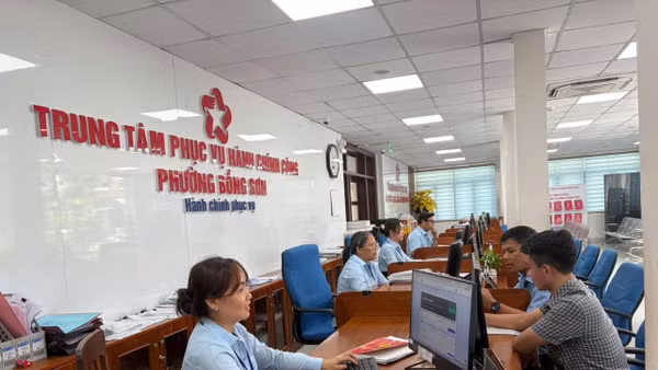 Dù triển khai dịch vụ công trực tuyến, người dân vẫn phải mất nhiều lượt đi lại trực tiếp mới hoàn tất khâu nộp hồ sơ. 