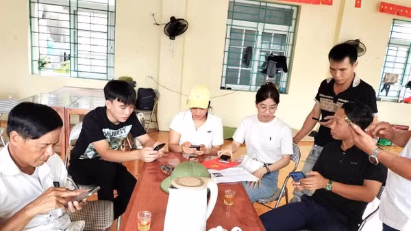 Tổ công tác xã Đại Xuyên xuống địa bàn, cùng người dân cập nhật dữ liệu đất đai. Ảnh: Anh Tuấn