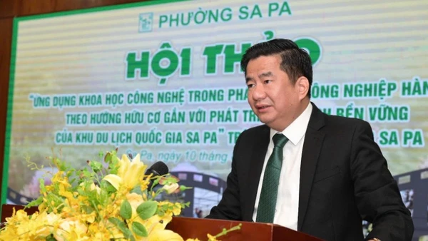 Đồng chí Tô Ngọc Liên, Chủ tịch phường Sa Pa trình bày báo cáo tại hội thảo.