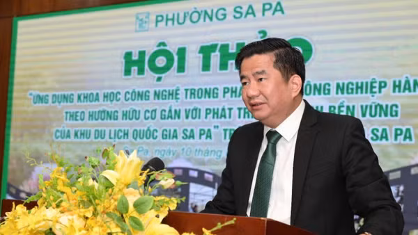 Đồng chí Tô Ngọc Liên, Chủ tịch phường Sa Pa trình bày báo cáo tại hội thảo.