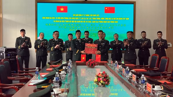 Trưởng đoàn đại biểu 3 đồn Biên phòng tỉnh Lào Cai tặng quà trưởng đoàn Trạm hội ngộ hội đàm Hà Khẩu.